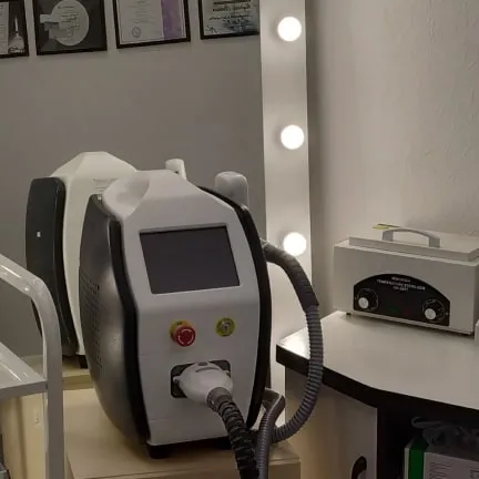 Фото лазера Q-Switch у студії пінжері